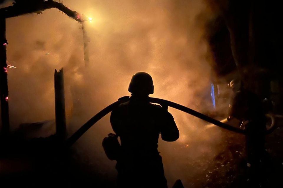 Палали будівля та дах автомийки: в Оріхову знову сталася пожежа через обстріли