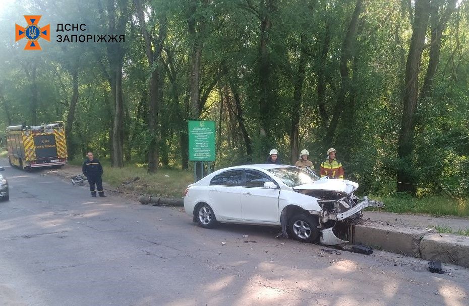 Вранці у Запоріжжі сталася серйозна аварія: на місці працювали рятувальники та медики