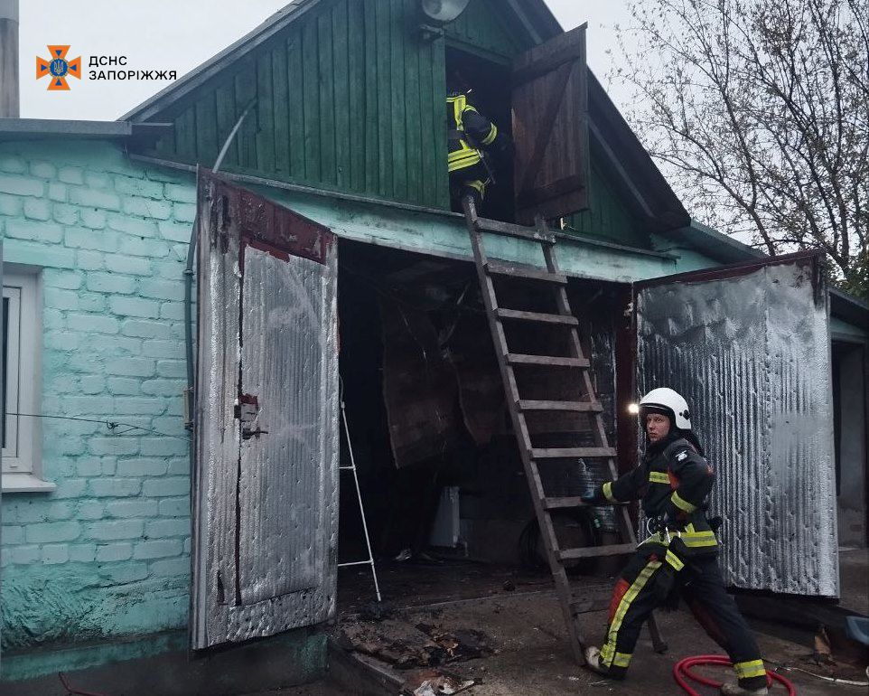 У Запоріжжі чоловік намагався самотужки загасити пожежу й травмувався