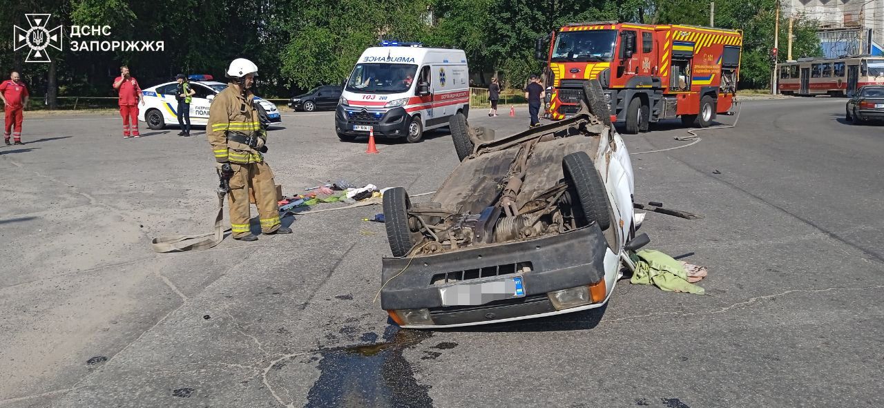 У Запоріжжі сталася серйозна аварія: авто перекинулось на дах