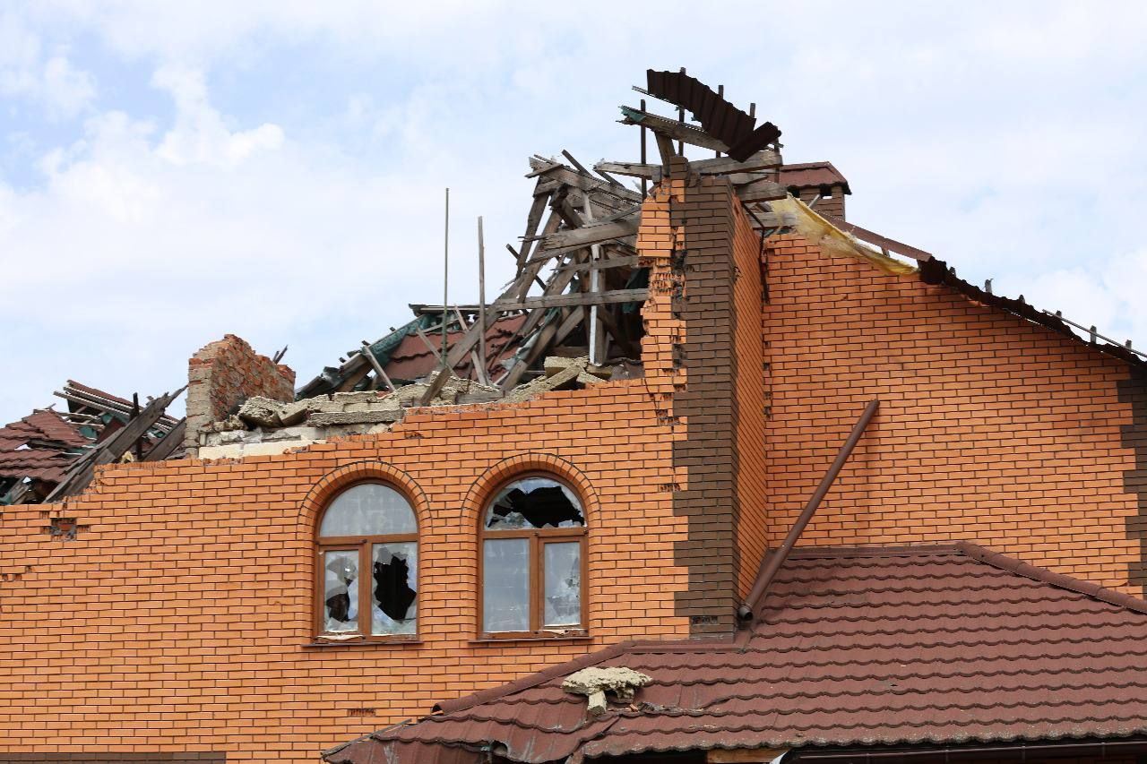 Вдарили   КАБами: внаслідок  ворожого обстрілу села Цвіткове поранені люди і знищені будинки