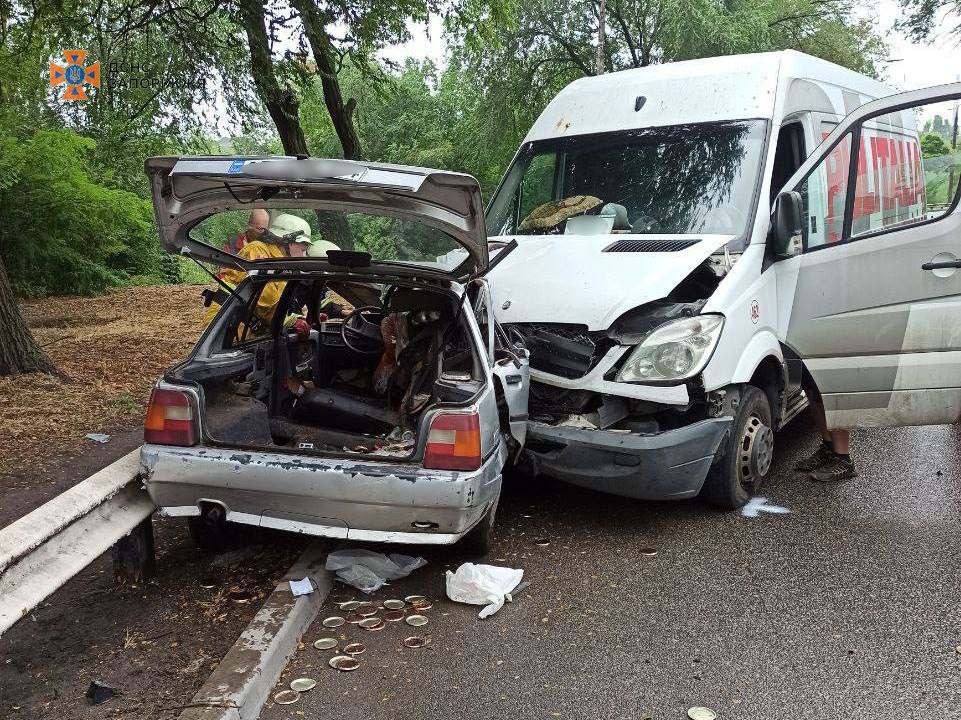 У Запоріжжі сталися дві серйозні ДТП: на місцях подій працювали рятувальники, поліція та медики