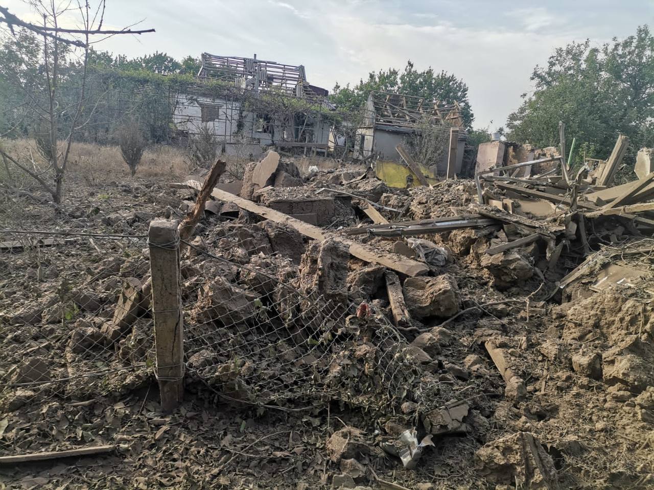 Ворог не припиняє нищити Малу Токмачку, завдаючи масовані удари