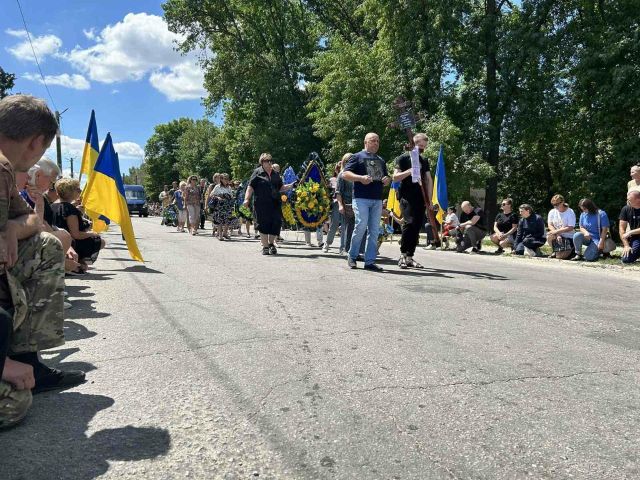 Живий коридор для героя: у Вільнянську попрощалися з загиблим на війні єдиним сином очільниці міста