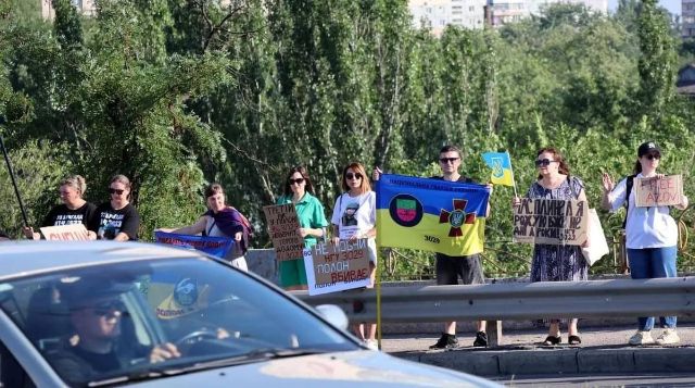 Полон вбиває: у Запоріжжі родичі військовополонених виходили на дамбу