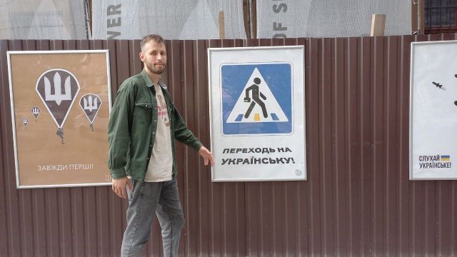 Щоденники війни: у Запоріжжі відкрилась виставка плакатів запорізького автора