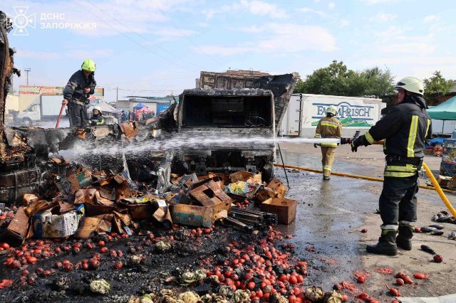 Горіли автомобілі і павільйон: запорізькі рятувальники ліквідували масштабну пожежу на території ринку