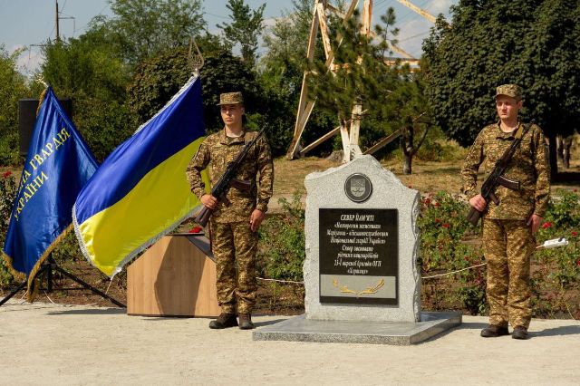 Щоб пам'ятали:  у запорізькому сквері відкрили меморіальний знак  гвардійцям-захисникам Маріуполя