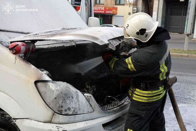 Дим пішов у салон:  у Запоріжжі рятувальники ліквідували загоряння маршрутного таксі