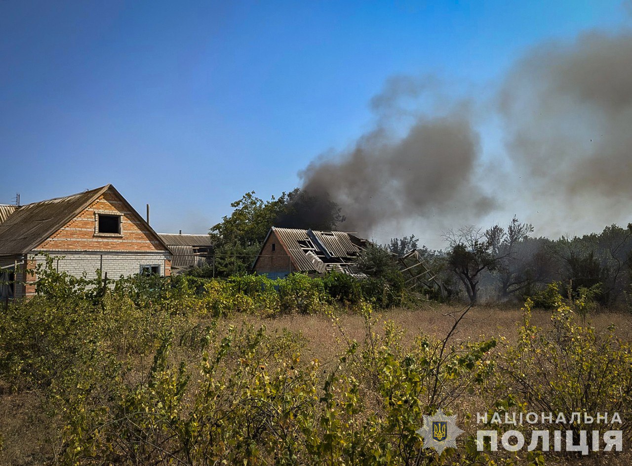 Ворожі удари спричинили масові пожежі житлових будинків в Пологівському районі