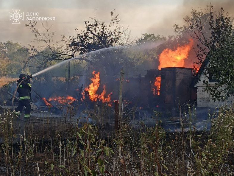 Горіли десятки будинків та надвірних споруди: наслідки ворожих ударів по Запорізькій області