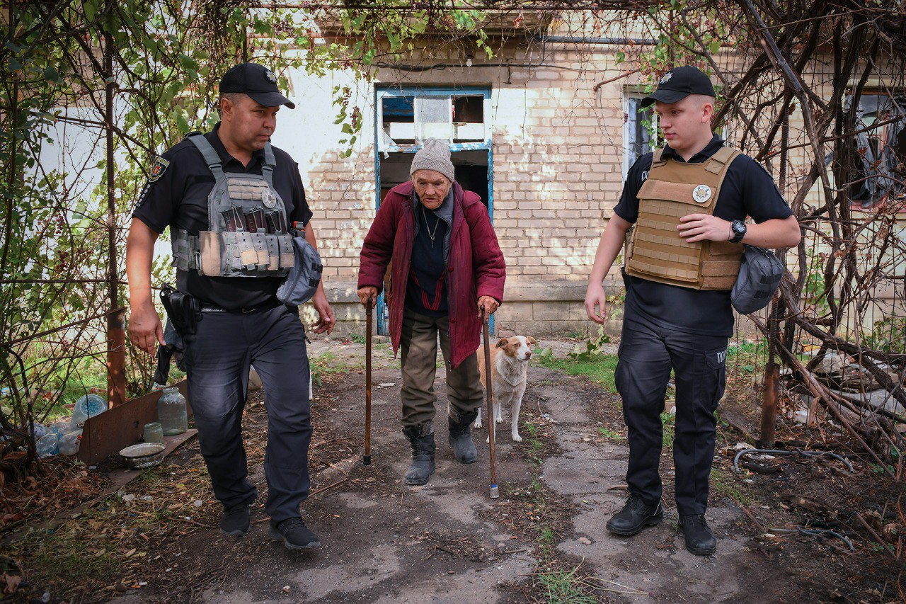 Залишилась одна на весь будинок: з Оріхова евакуювали літню жінку