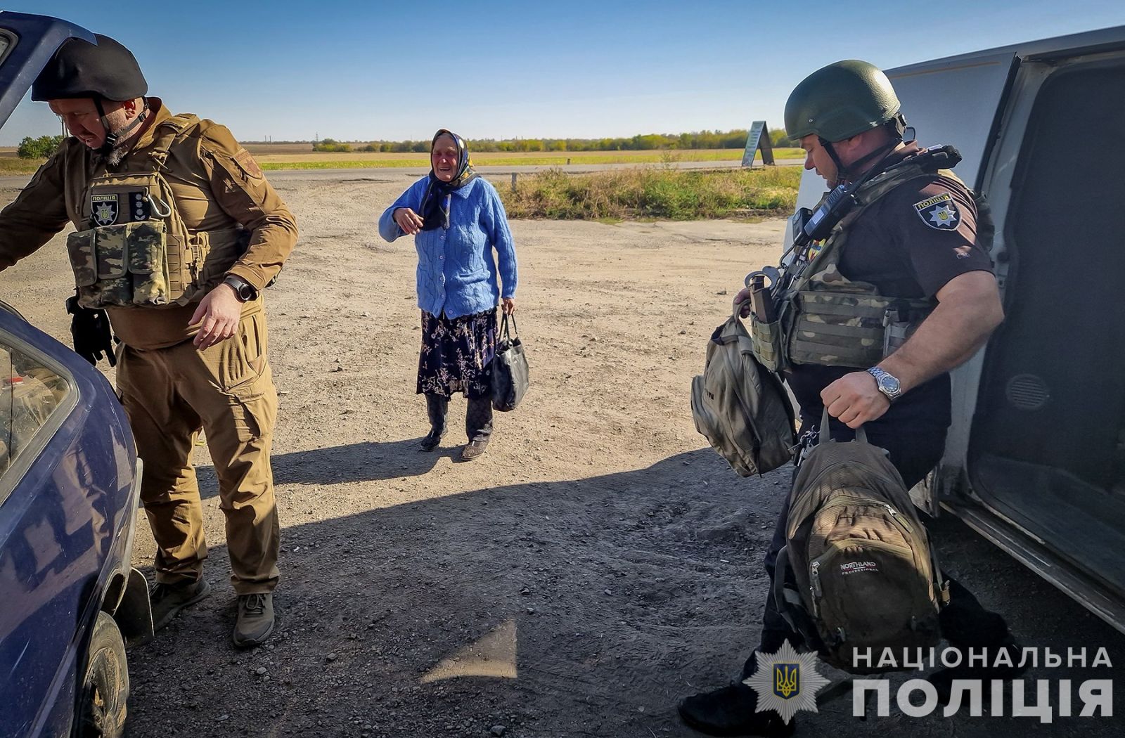 Мешканку Малої Токмачки, син якої загинув під час російського удару, евакуювали