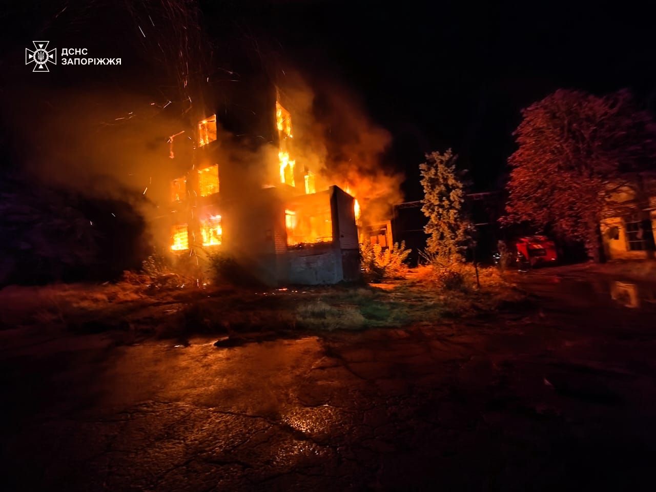 Внаслідок російських ударів зайнялась триповерхова адміністративна будівля в Гуляйполі