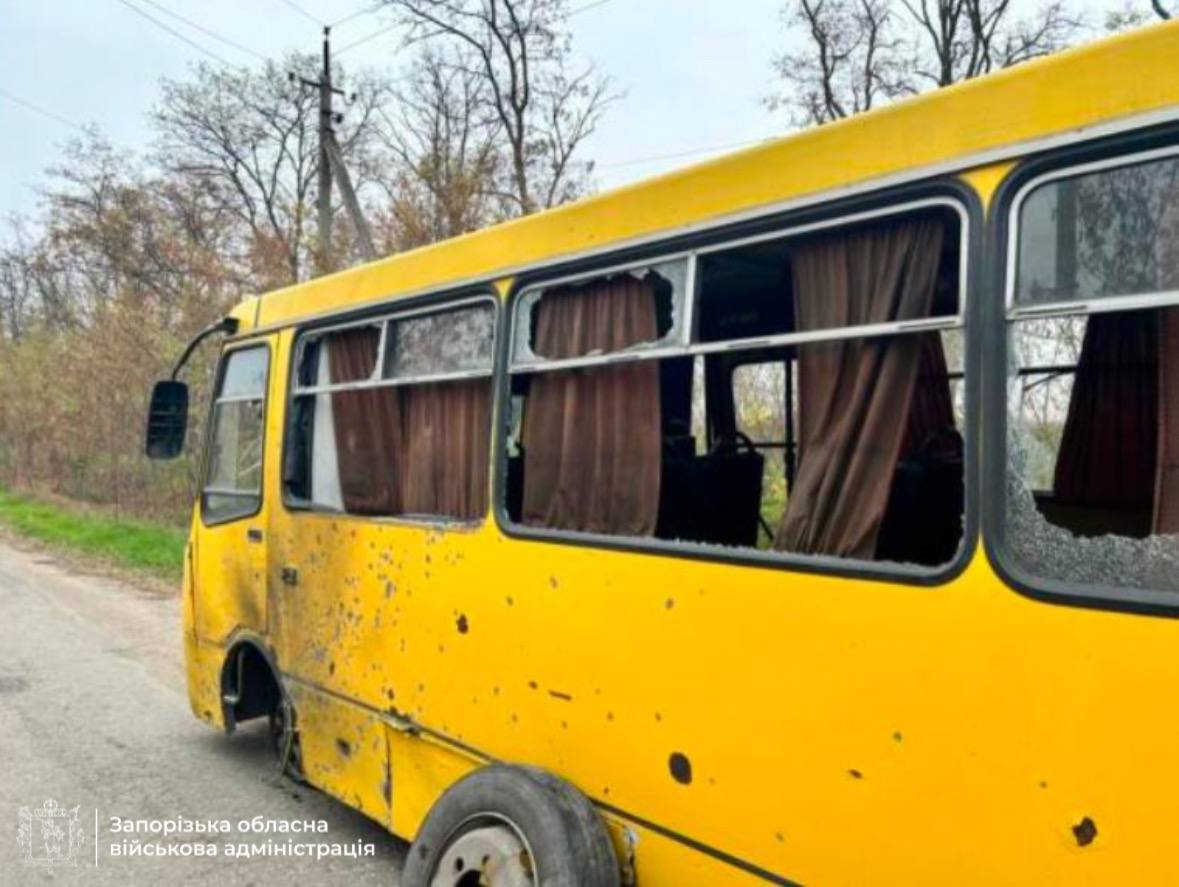 Вдарили дронами по автівці та автобусу з людьми: ворог полює за транспортом мирних мешканців в Запорізької області