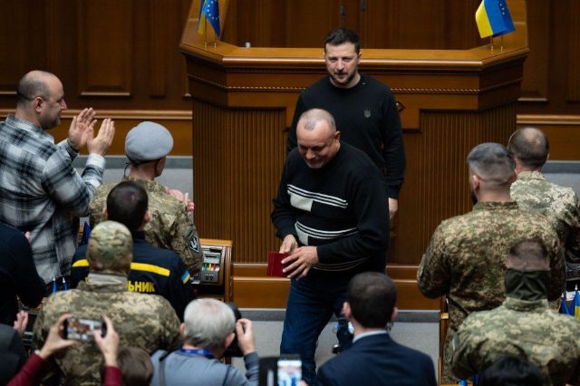 Потрапив під обстріл, був тяжко поранений: Президент України вручив орден водію з Оріхова