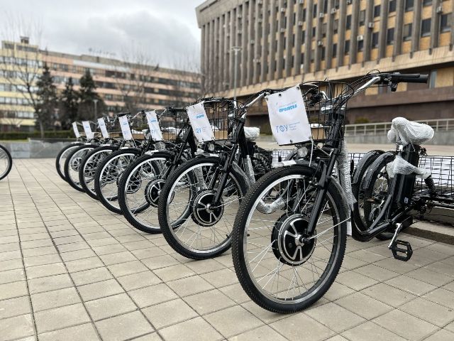 Пересядуть на електровелосипеди: громади Запорізької області, серед яких і Оріхівська, отримали транспорт для медиків і соцпрацівників