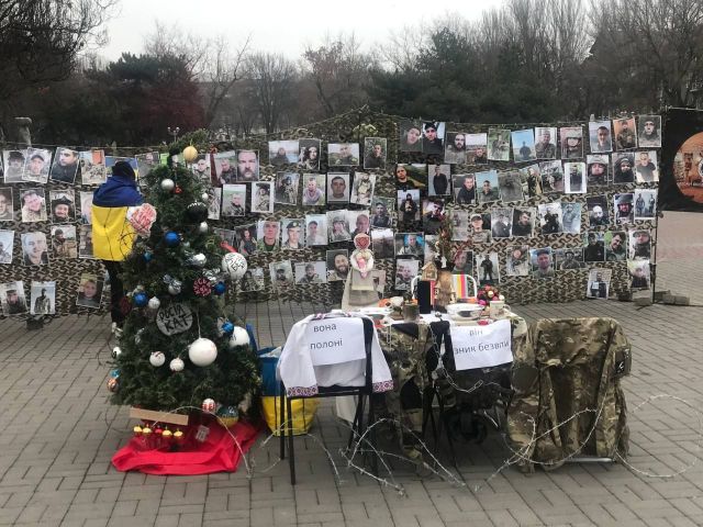 "Наше серце з ними": у центрі Запоріжжя біля ялинки ставили стіл і пусті стільці