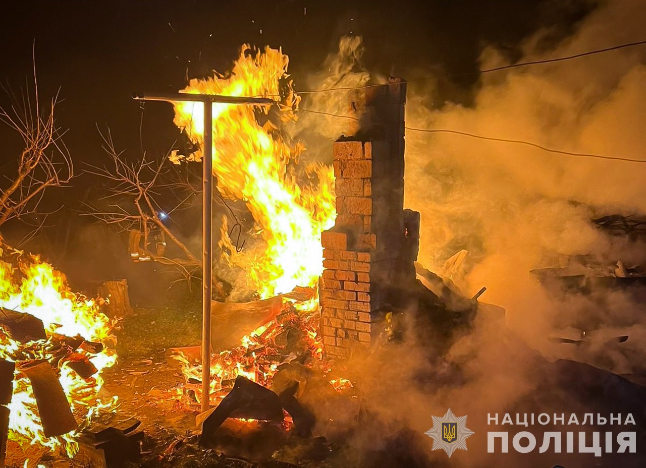 Палав будинок та господарча споруда в Запорізькій області через ворожі удари