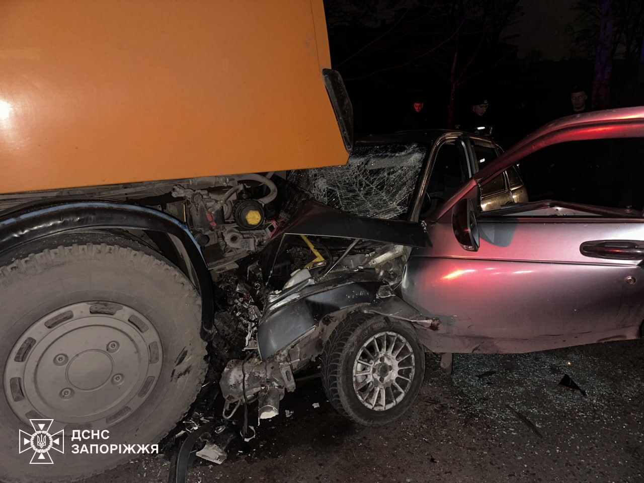 Серйозна аварія у Запоріжжі: водія з понівеченої автівки деблокували рятувальники