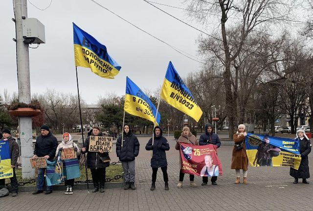 «Ми кричимо на весь світ за злочини росіян»: у Запоріжжі родини військовополонених вимагали звільнити своїх близьких