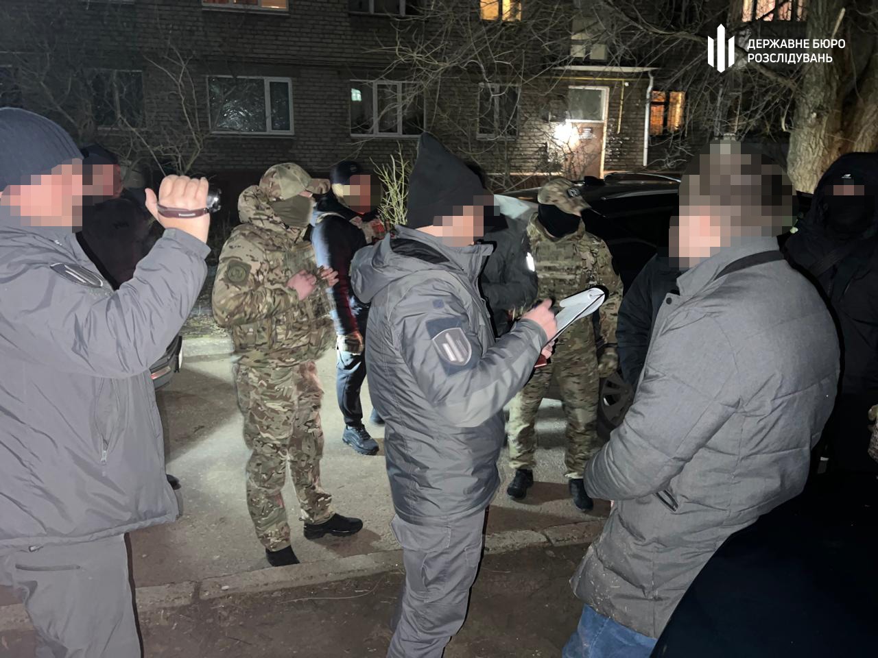 У Запоріжжі затримали адвоката та працівницю правоохоронного органу, які влаштувало «сімейний бізнес» на дезертирах