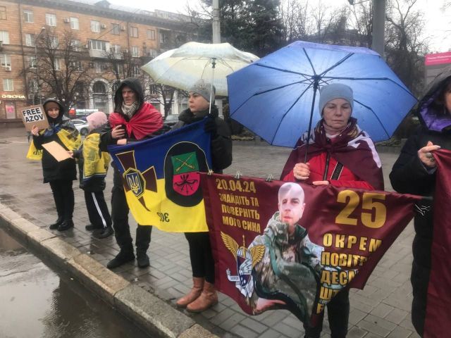 «За цих виродків має почути весь світ!»: у Запоріжжі пройшла традиційна акція на підтримку військовополонених