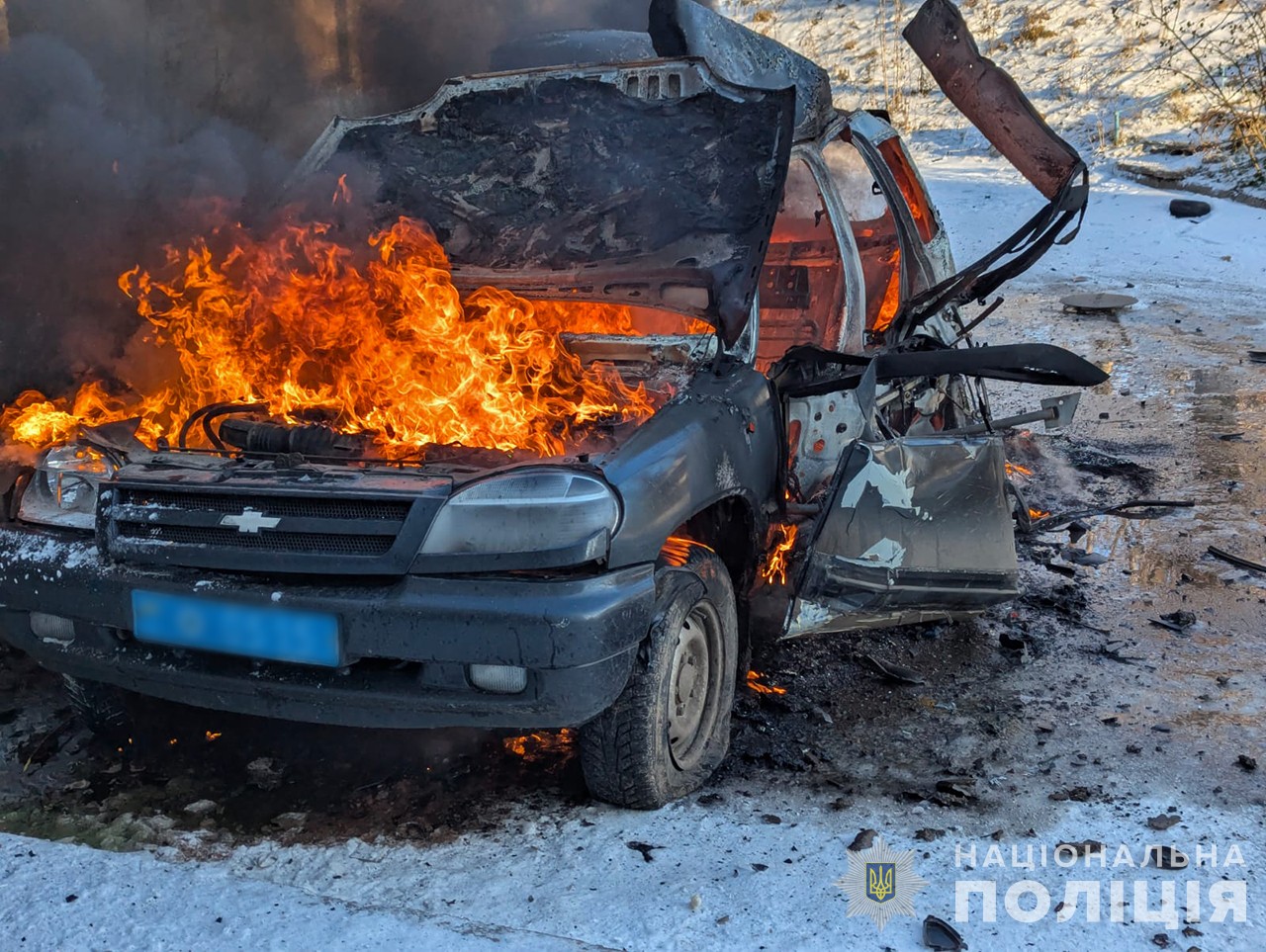 Ворог атакував FPV-дроном машину правоохоронців: авто знищено вщент