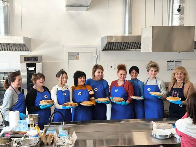 Доїхали до передової: запоріжанки спекли 1000 млинців для артилеристів