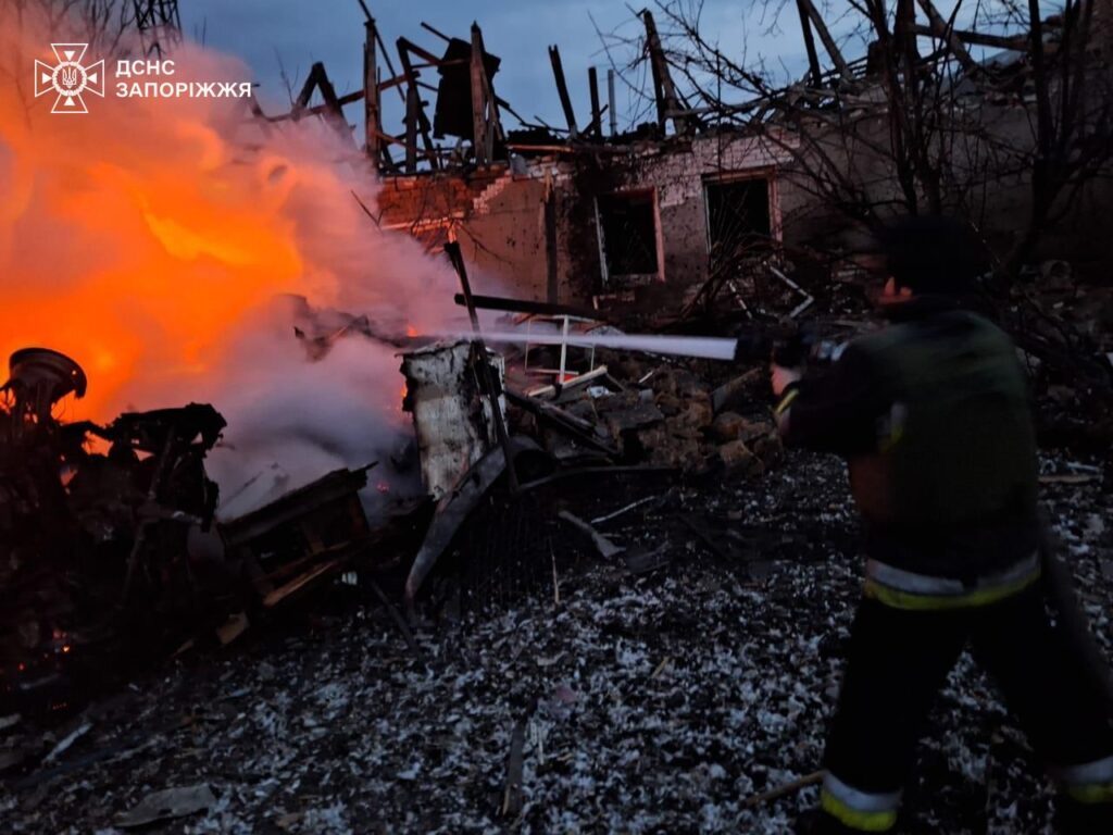 Ворог завдав масований удар по Гуляйполю: палав будинок