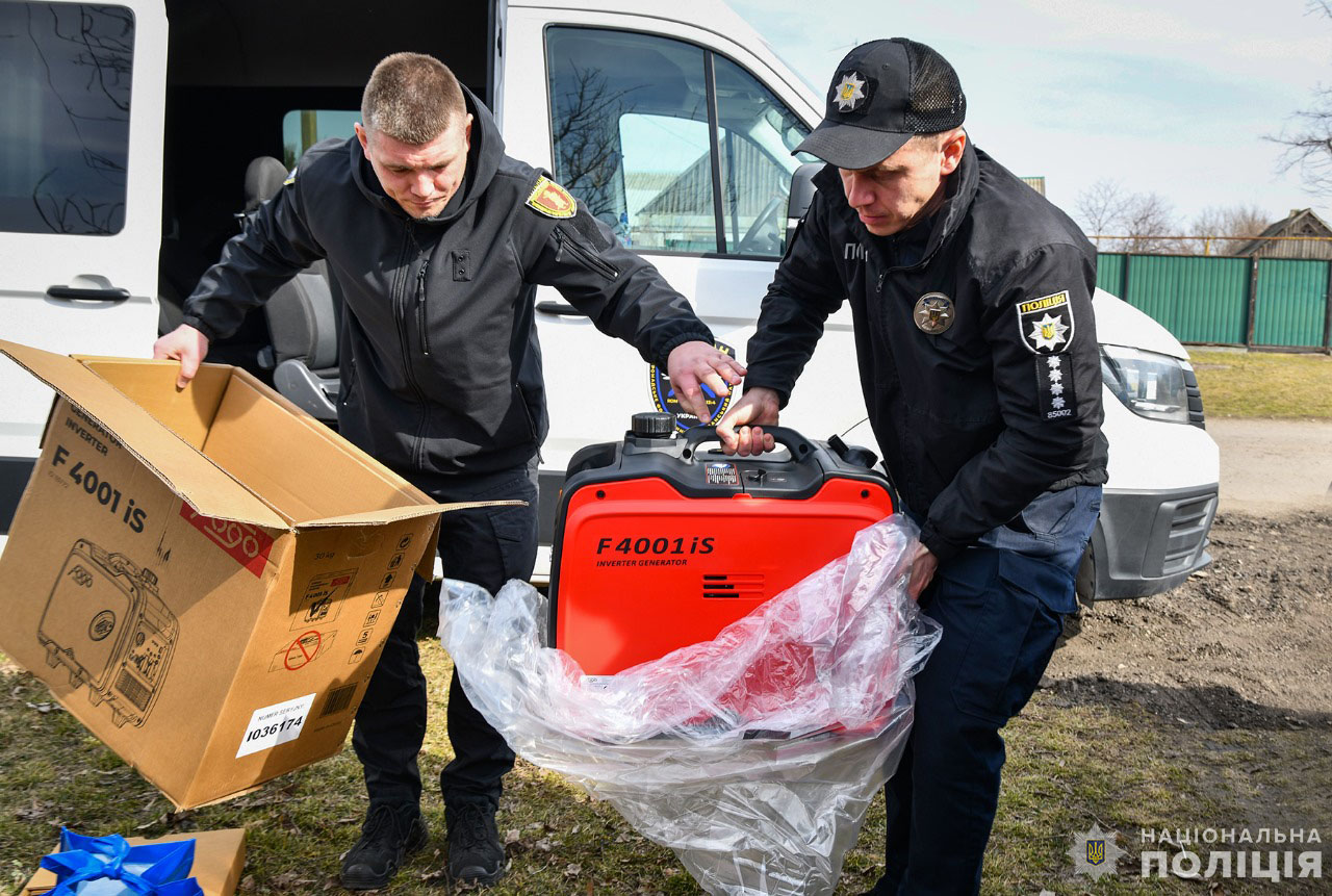 Багатодітній родині переселенців з Малої Токмачки поліцейські разом із капеланами подарували генератор