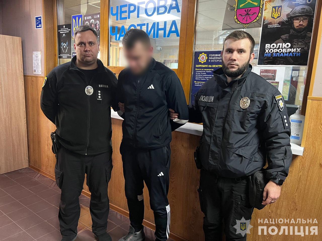 У під’їзді багатоповерхівки у Запоріжжі виявили тіло чоловіка: подробиці вбивства