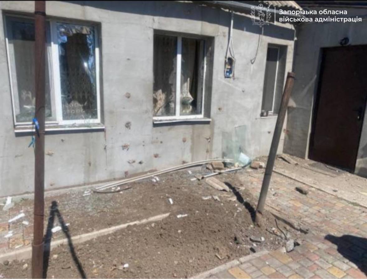 Пошкоджено будинки: вдень ворог вдарив по Запорізькому району