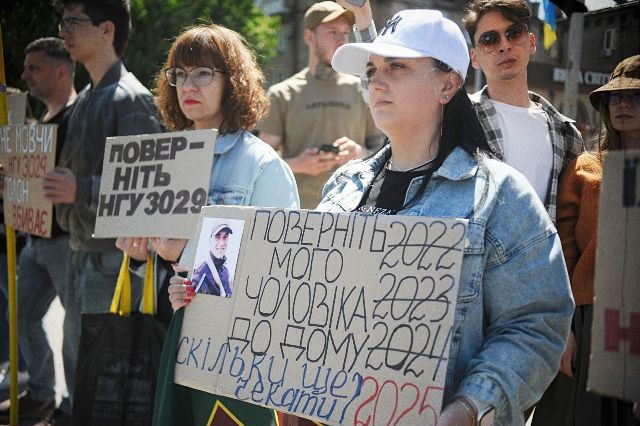 “Перші на захист, останні на обмін”: у Запоріжжі родини військовополонених нагадували про своїх близьких
