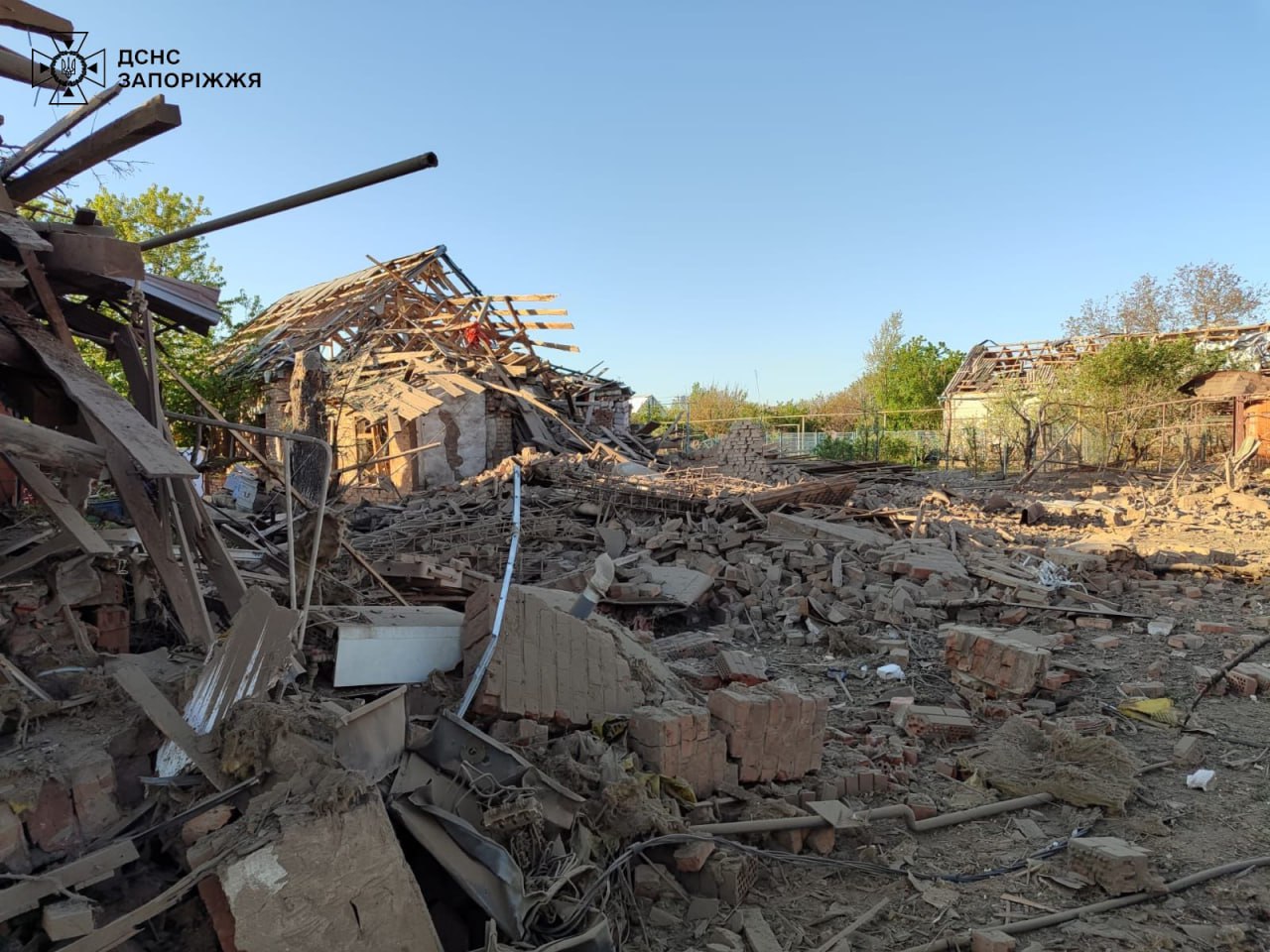 Деблокували з-під завалів чоловіків: надзвичайники повідомили деталі ранкових авіаударів по Оріхову