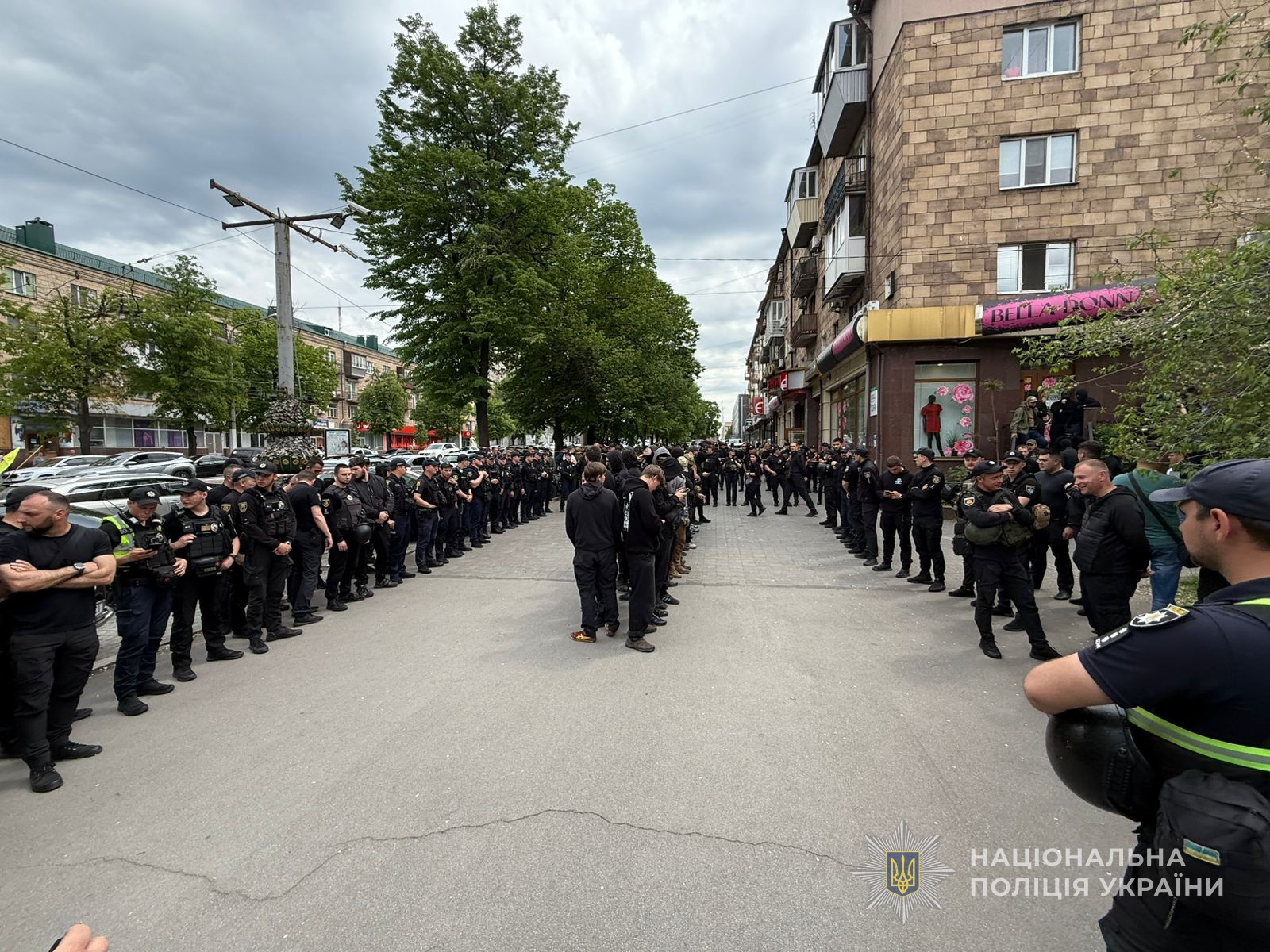 Майновий спір призвів до конфлікту в центрі Запоріжжя: на місці працювали десятки правоохоронців