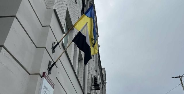 «Прапор Надії»: у Запоріжжі вивісили чорно-білий символ боротьби за полонених та безвісти зниклих