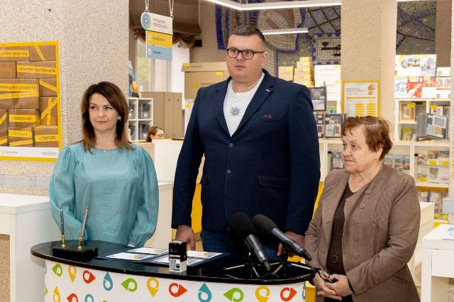 «Я живу тобою…»:  у Запоріжжі провели спецпогашення нової серії поштових марок