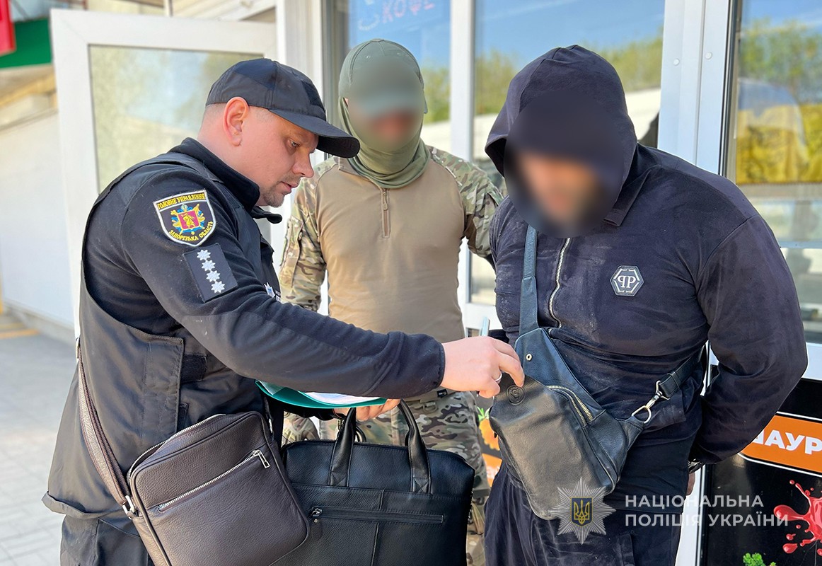 Схема ухилення від мобілізації: у Запоріжжі затримали двох чоловіків, які продавали за 14 000 доларів довідки про фіктивну інвалідність