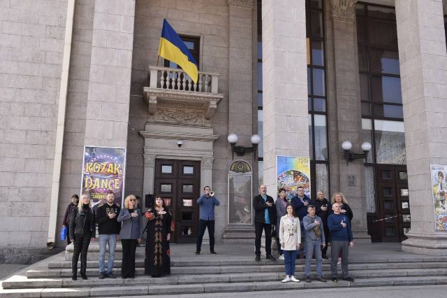 Хвилина мовчання і Державний Гімн: у Запоріжжі колектив філармонії щоранку вшановує полеглих героїв і висловлює повагу захисникам