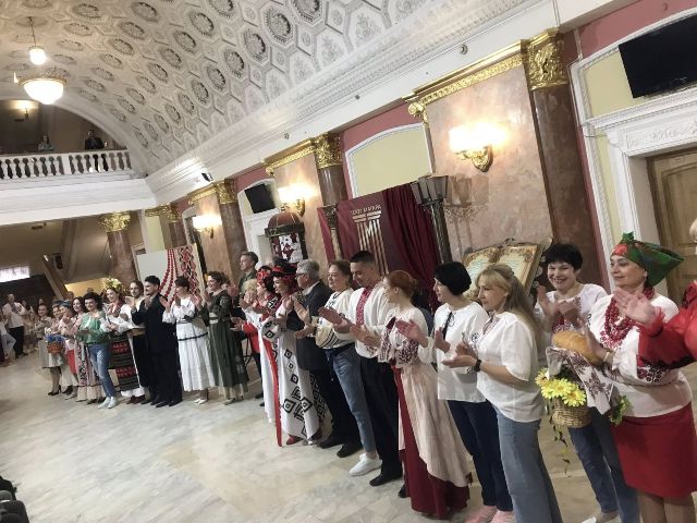 Дефіле у вишиванках: у запорізькому театрі оригінально відзначили свято на честь коду нації