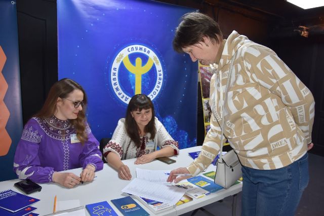 Вивчитися на водійку автобуса: у Запоріжжі провели ярмарок для жінок, які хочуть опанувати чоловічі професії