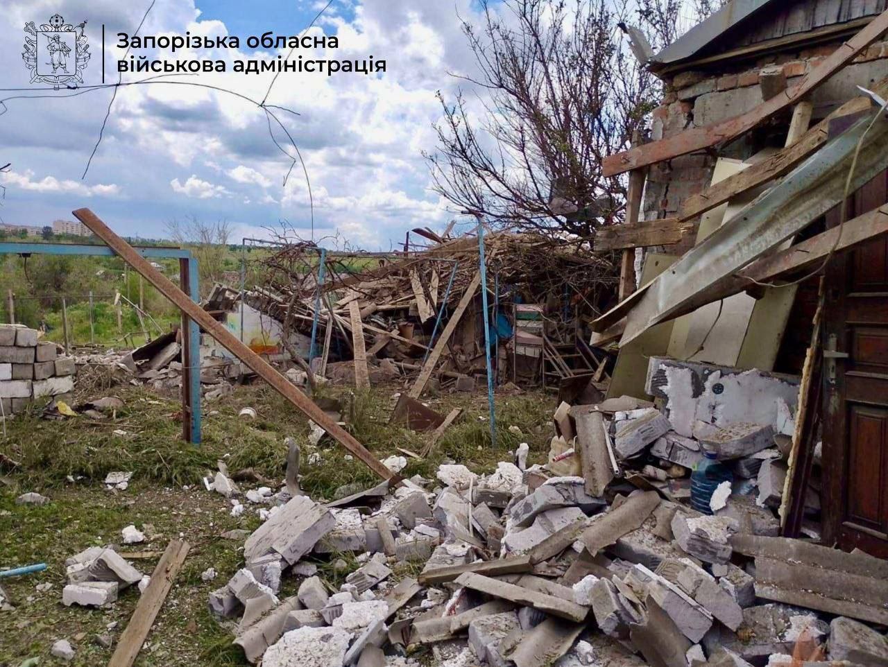 Ворог скинув 9 КАБів на прифронтове селище: зруйновано будинки та під’їзд багатоповерхівки