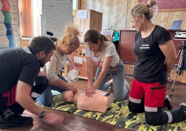 «Неможливо навчитися біля постраждалого!»: запорізька лікарка швидкої допомоги проводить тренінги для цивільних і військових