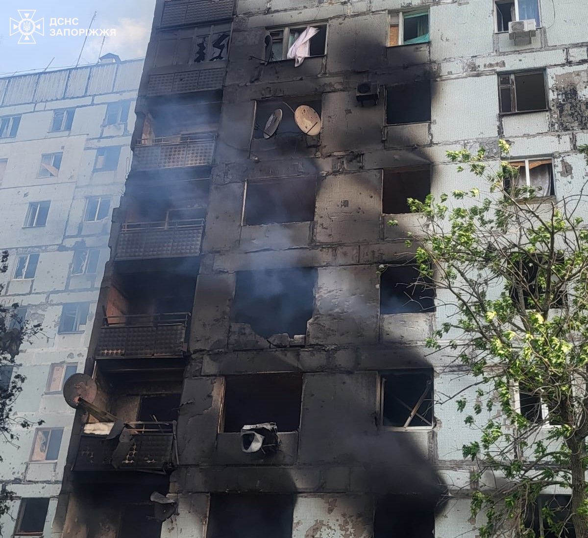 Ворог вдарив по дев’ятиповерхівці в Степногірську: надзвичайники врятували жінку з осередку небезпеки