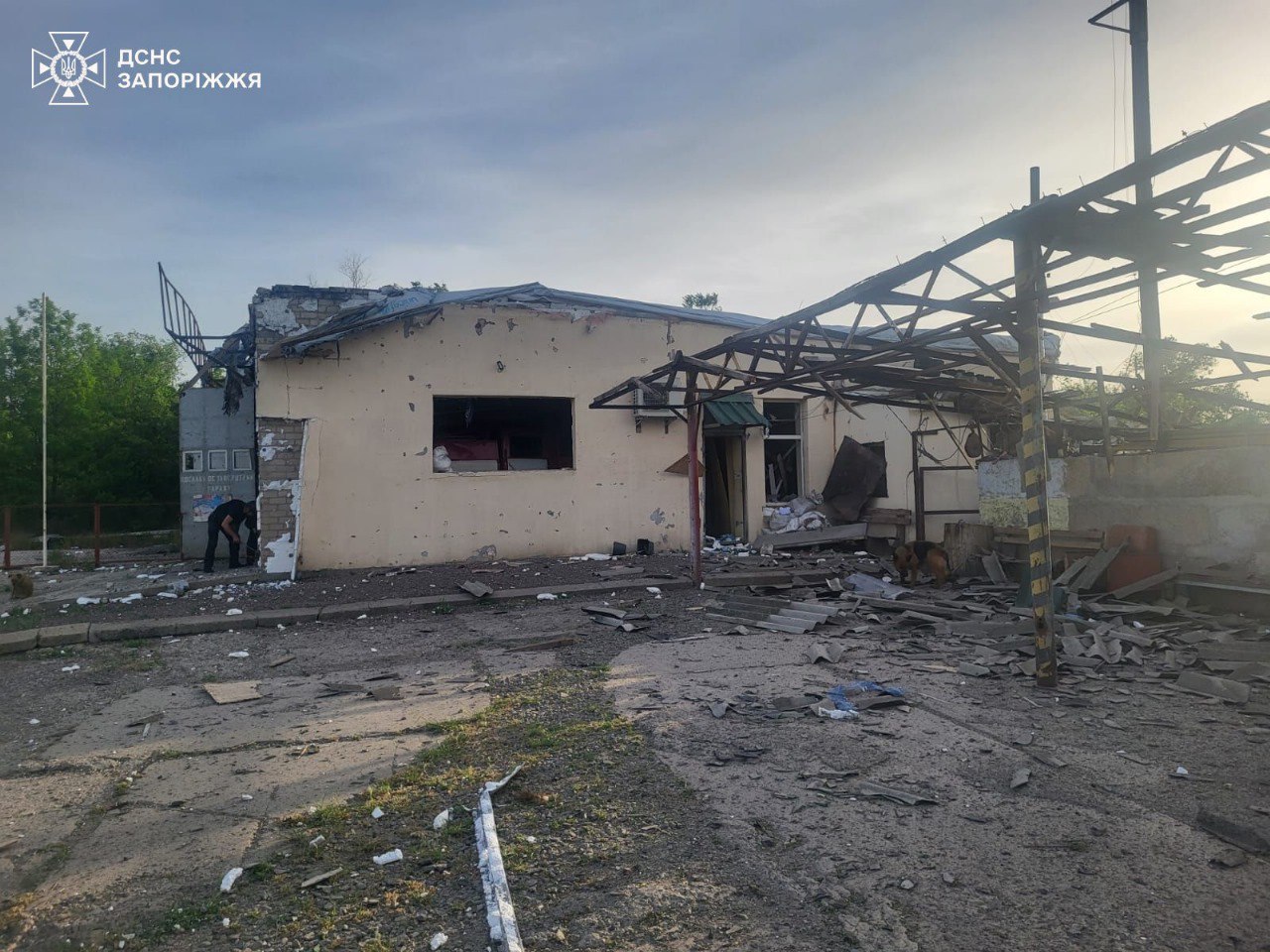 Пошкоджено будівлю та пожежну автоцистерну: внаслідок нічного російського обстрілу пошкоджена одна з пожежно-рятувальних частин Запорізької області