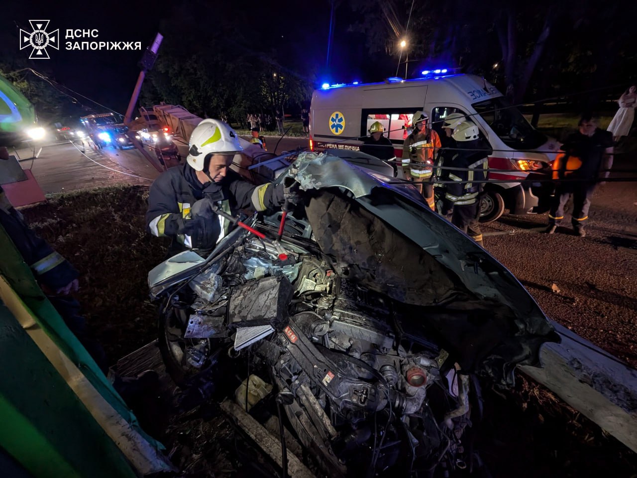 Жахлива ДТП у Запоріжжі: мотоцикліст опинився під легковиком