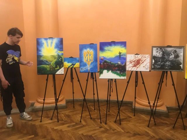 «На Перемогу»: у запорізькому музеї відкрилася виставка відомого юного художника