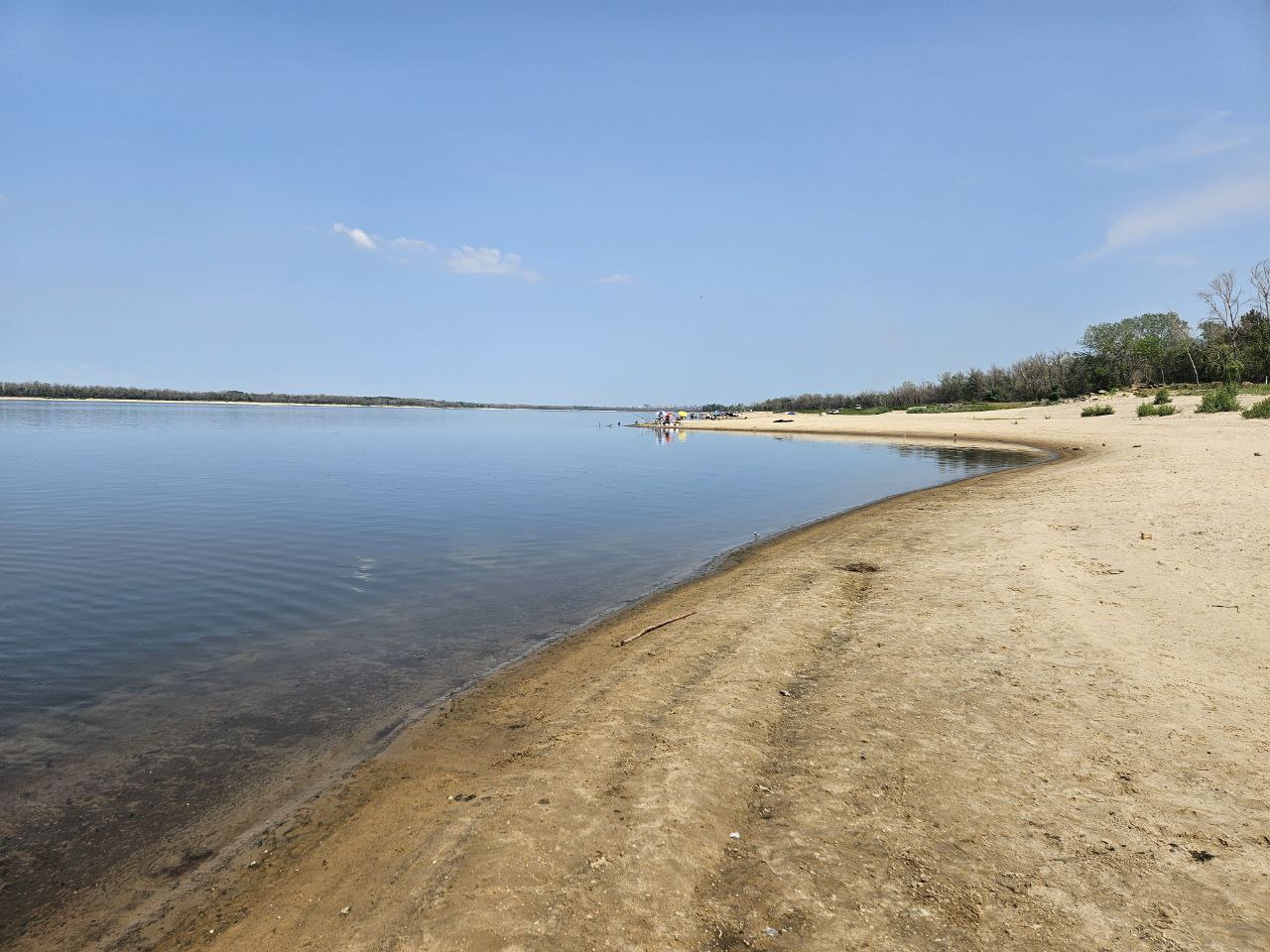 Мешканці Запоріжжя виявили на березі Дніпра невідому речовину: коментар фахівців екоінспекції