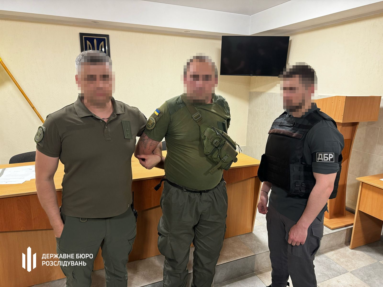 В Запорізькій області ДБР викрило інспектора виправної колонії, який заробляв на забезпечені засуджених наркотиками та телефонами